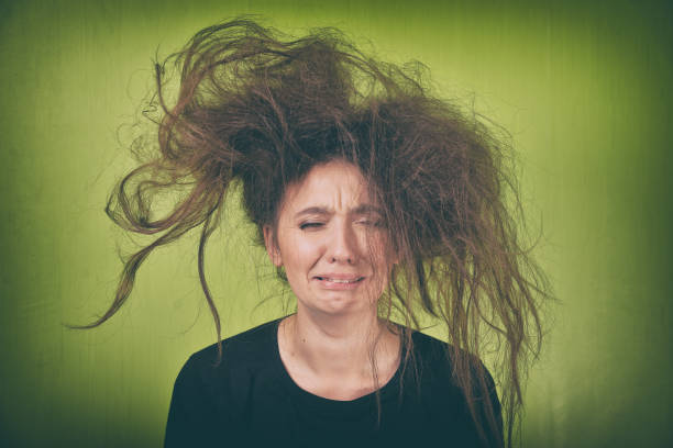 mulher triste com cabelo ressecado